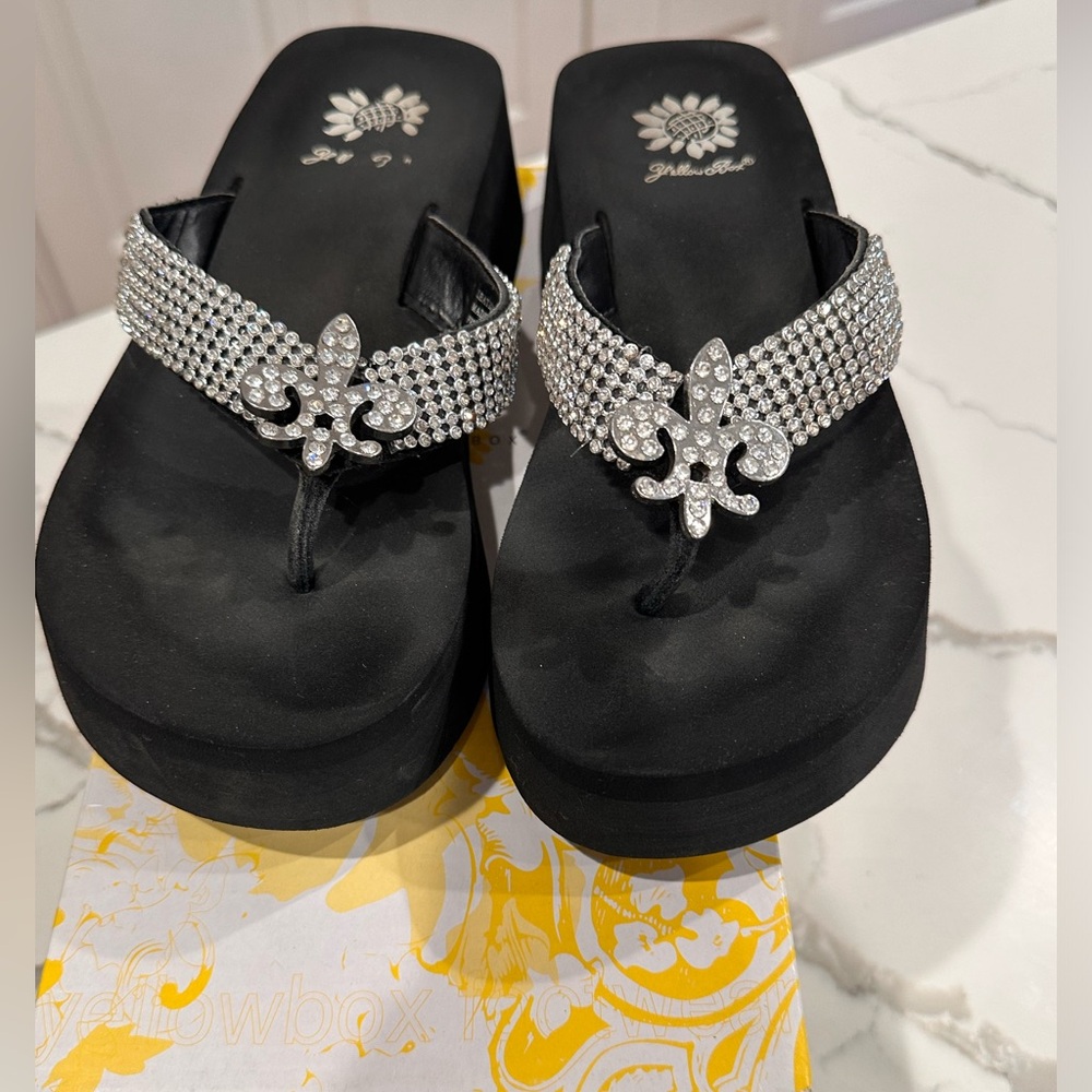🌸Yellow box Fudora Black Size 6.5 Great used condition.🌸